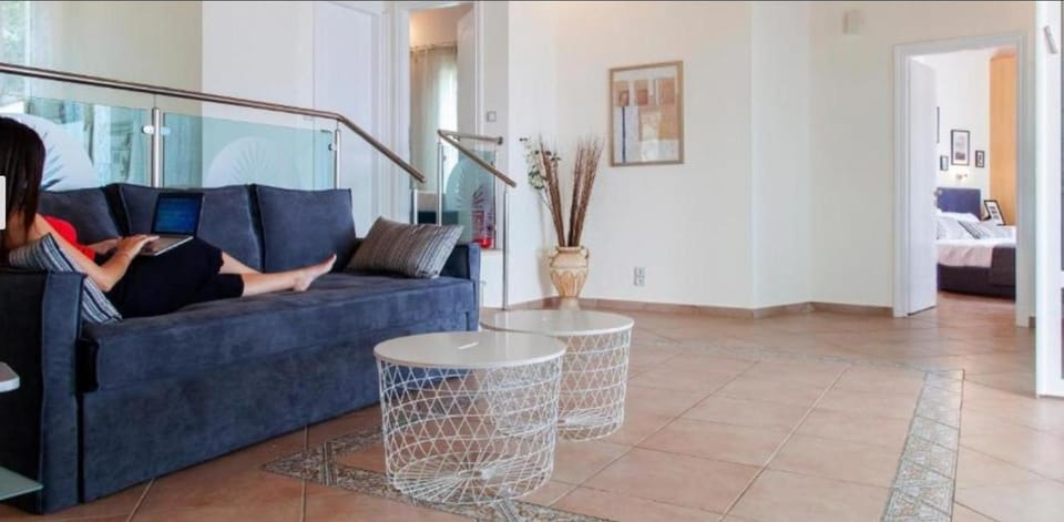 Bed, Living room, Photo of the whole room, Seating area