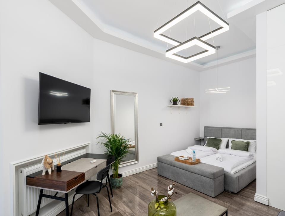 Bed, TV and multimedia, Living room, Bedroom, towels