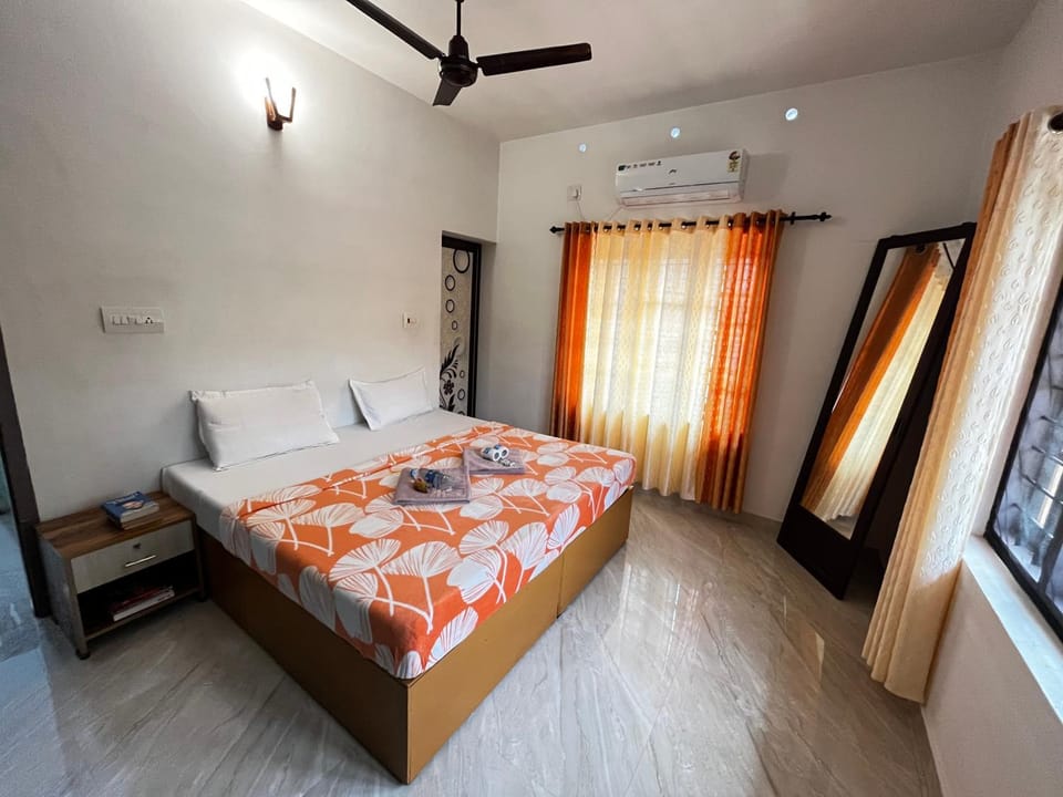 Bed, Photo of the whole room, Bedroom, air conditioner