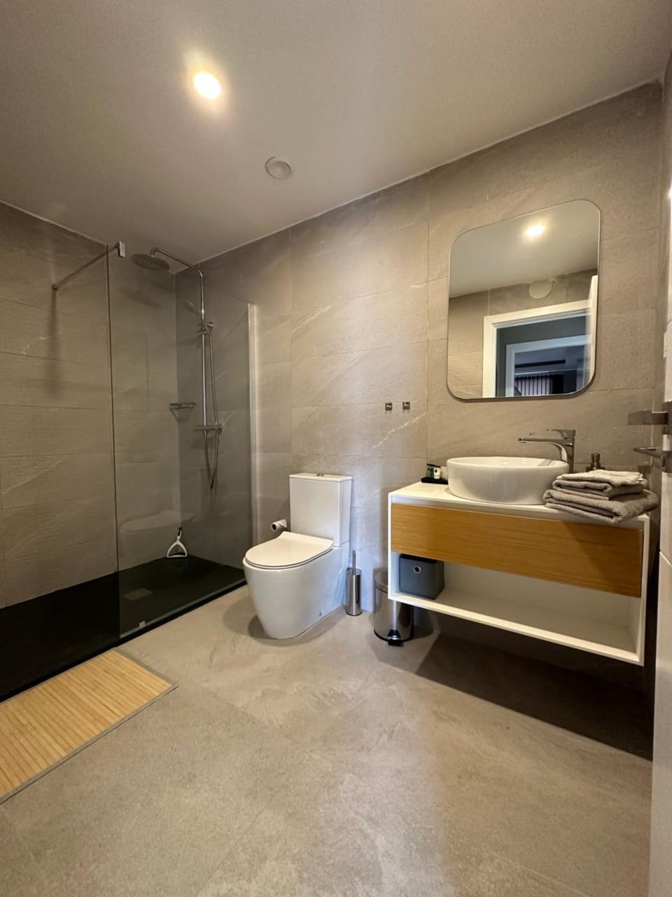 Shower, Toilet, Bathroom, towels