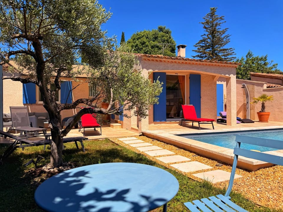 Property building, Patio, Spring, Day, Garden, Garden view, Pool view, Swimming pool, sunbed