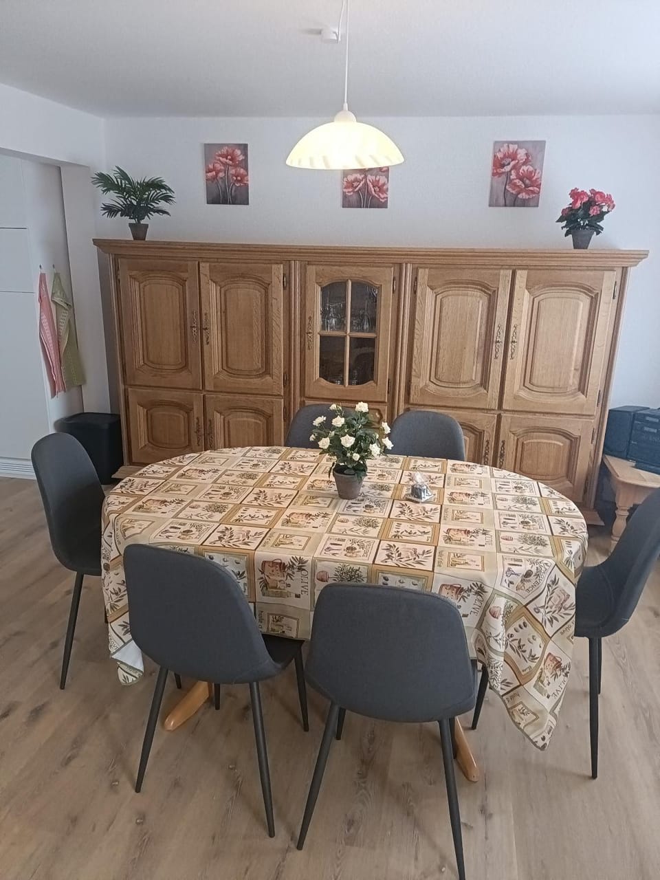 Seating area, Dining area