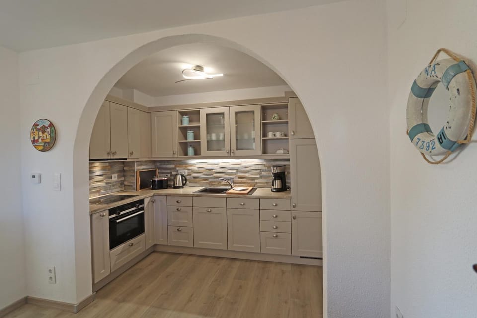 Kitchen or kitchenette, dishwasher, minibar, stove