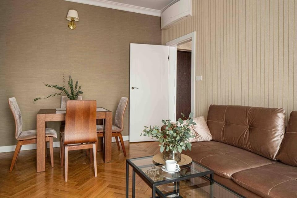 Wyzwolenia Apt , Łazienki Park & Zbawiciela Sq. 2' Apartment in Warsaw