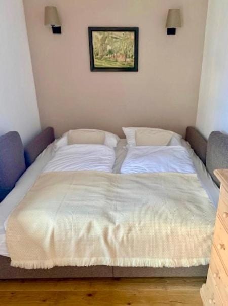 Bed, Living room
