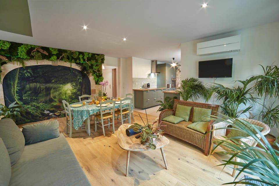 Communal lounge/ TV room, TV and multimedia, Living room, Seating area, air conditioner