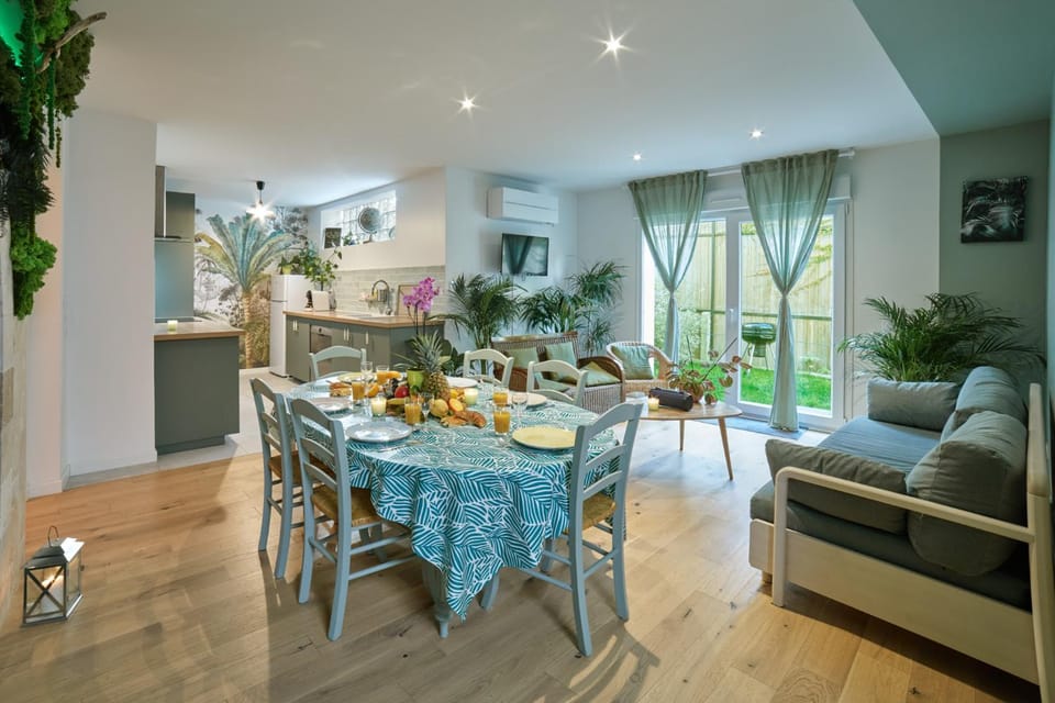Kitchen or kitchenette, Living room, Seating area, Dining area