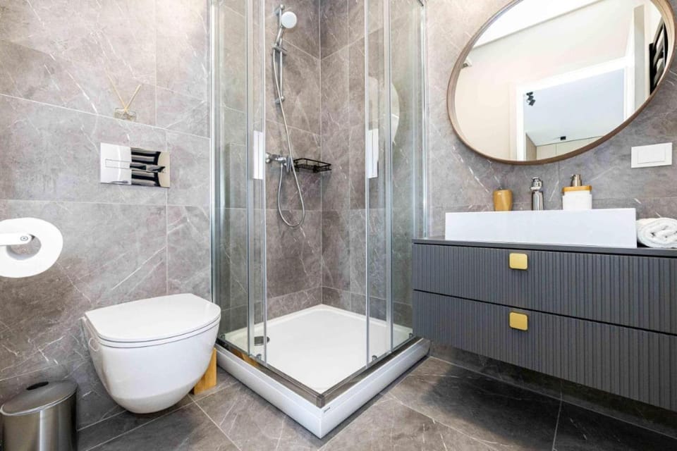 Shower, Toilet