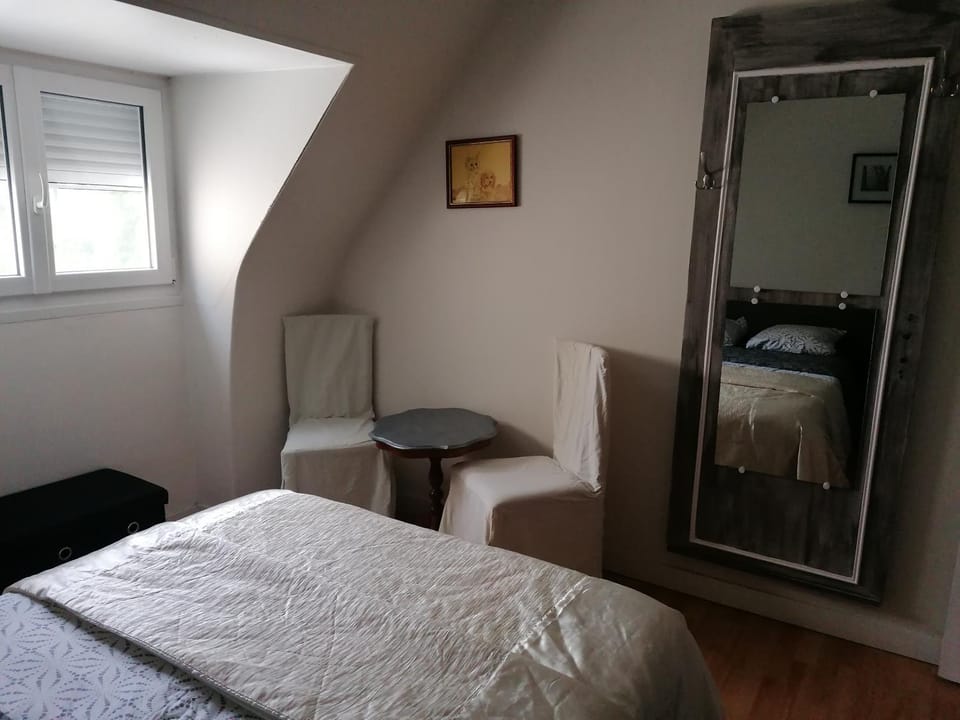 Photo of the whole room, Bedroom