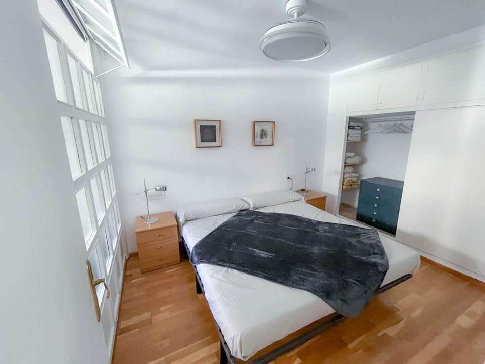 Photo of the whole room, Bedroom