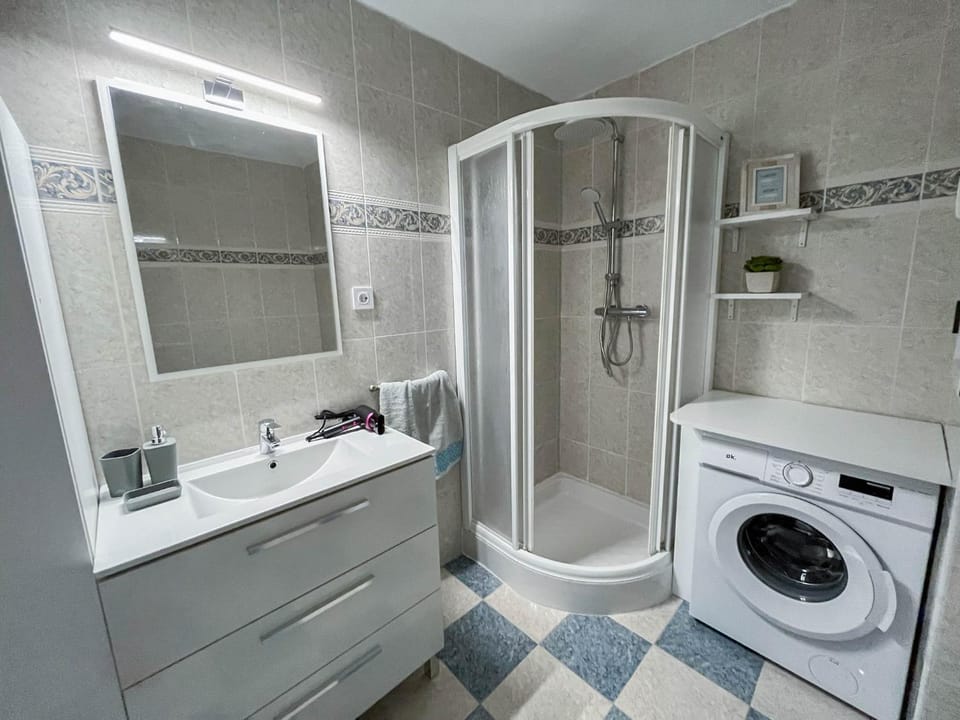 Shower, Bathroom, washing machine