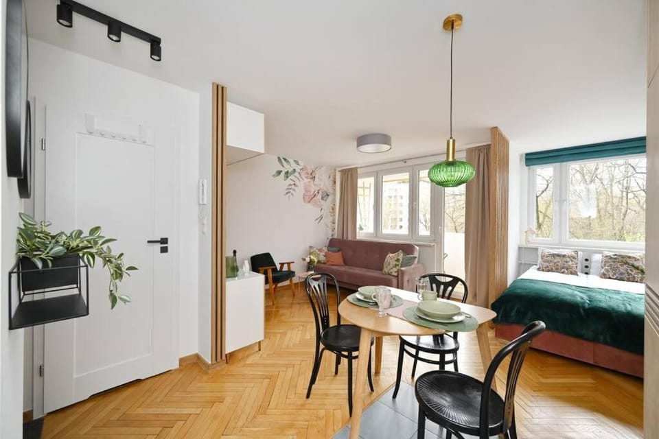 Bed, Seating area, Dining area