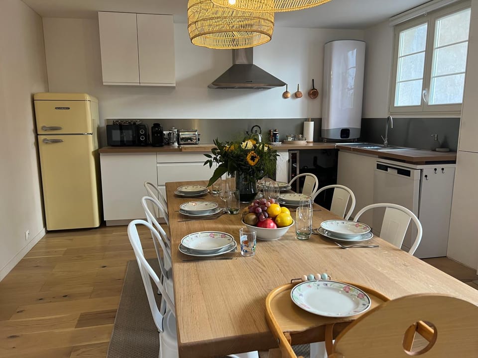 Kitchen or kitchenette, dishwasher, stove