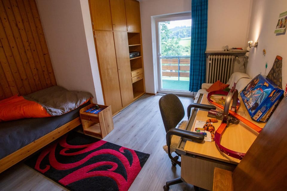 Bed, Game Room, Photo of the whole room, Bedroom, hair dresser, internet