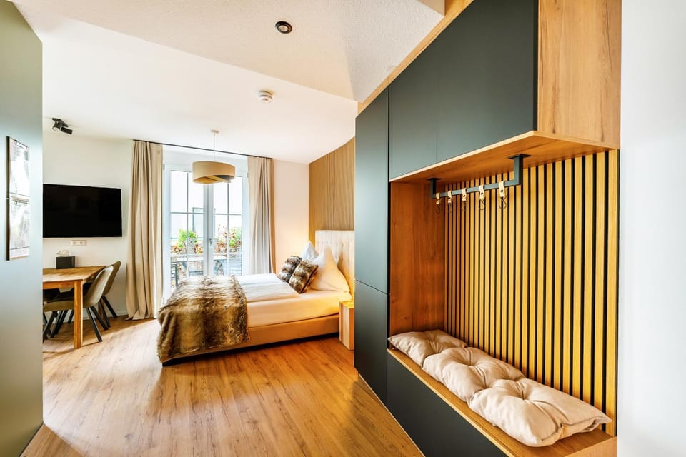 Bed, TV and multimedia, Photo of the whole room, Bedroom, wardrobe