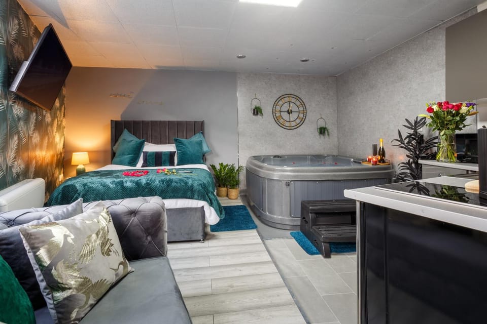 Bed, Hot Spring Bath, Hot Tub, Hot Tub, Kitchen or kitchenette, Living room, Photo of the whole room, Decorative detail, Seating area, Bedroom, Bath, internet, kitchen
