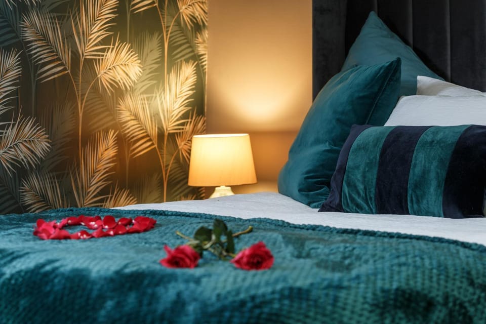 Bed, Other, Decorative detail, Seating area, Bedroom, internet, wardrobe