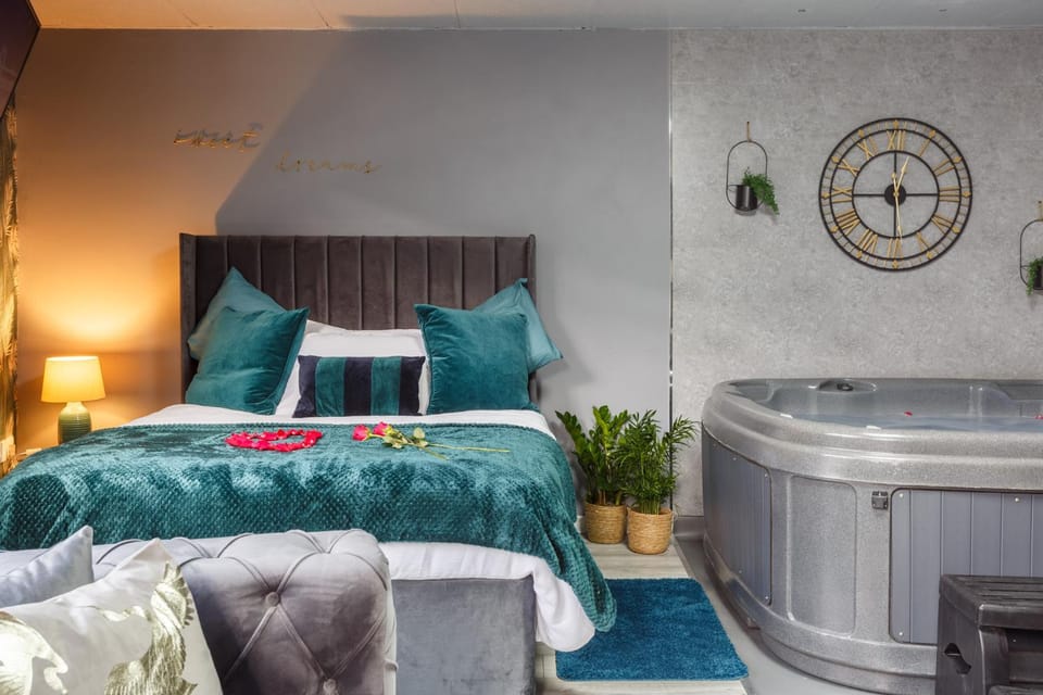 Bed, Hot Spring Bath, Hot Tub, Other, Photo of the whole room, Decorative detail, Seating area, Bedroom, Bath, internet