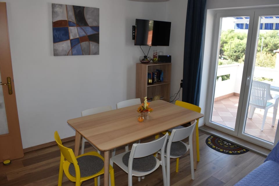 TV and multimedia, Living room, Seating area, Dining area, Evening entertainment