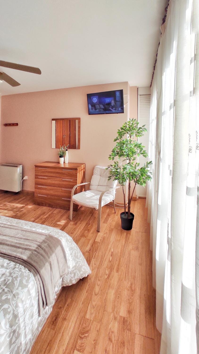 Bed, TV and multimedia, Photo of the whole room, Bedroom