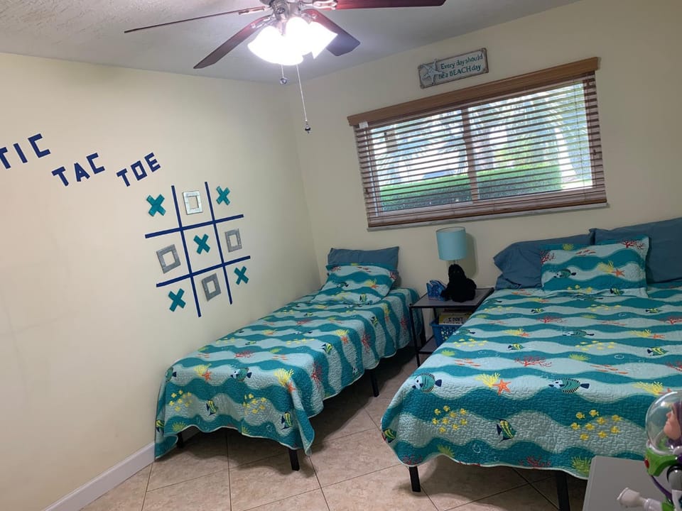 Photo of the whole room, Bedroom