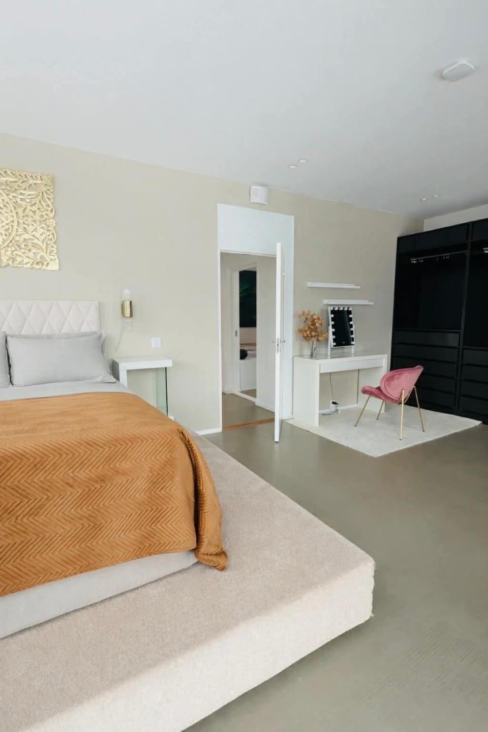 Bed, Photo of the whole room, Seating area, Bedroom