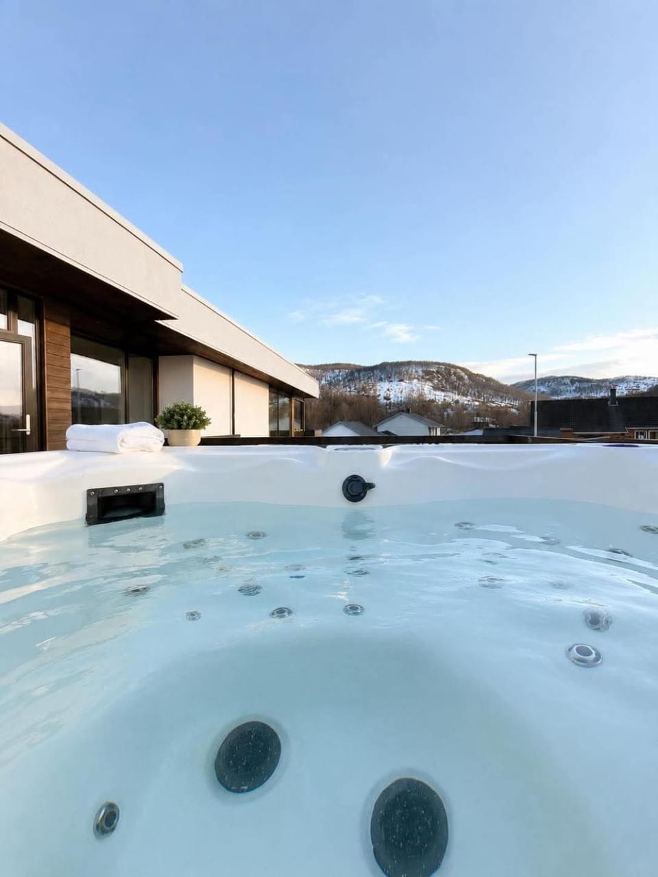 Property building, Day, Hot Tub, Mountain view