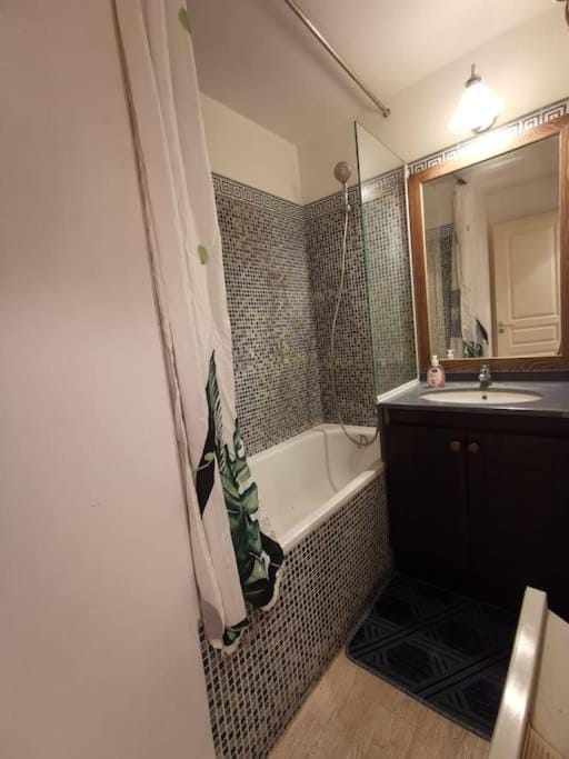 Cannes Riviera Stay - Balcony - 2min to Beach - AC - WIFI - Pool Apartment in Cannes