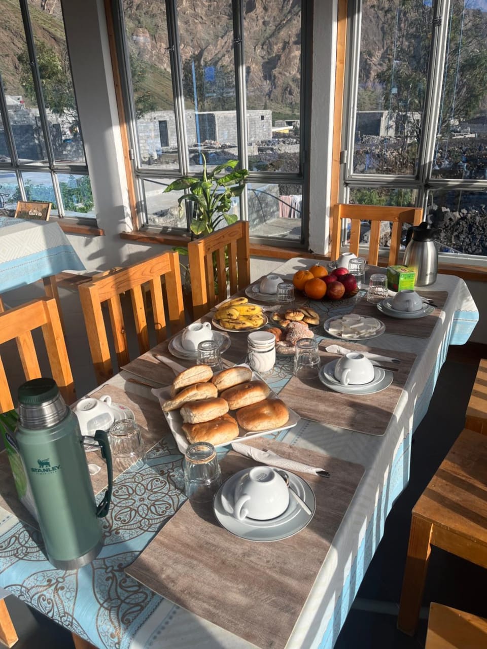 Restaurant/places to eat, Coffee/tea facilities, Food and drinks, Dining area, Food, Breakfast