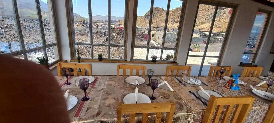 Restaurant/places to eat, Natural landscape, Dining area, Mountain view