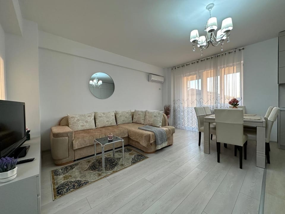 Communal lounge/ TV room, TV and multimedia, Living room, Seating area, Dining area, Evening entertainment, fireplace, air conditioner