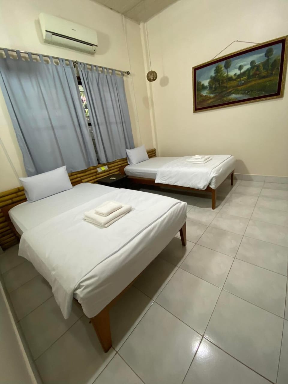 Bed, Photo of the whole room, Bedroom, air conditioner