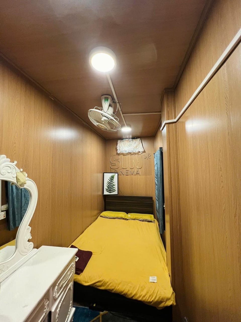 Bed, towels
