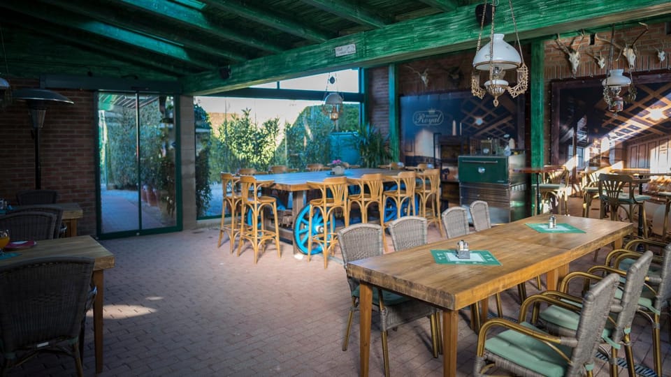 Restaurant/places to eat, Seating area, Dining area