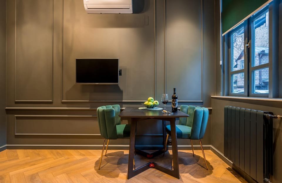 Seating area, Dining area