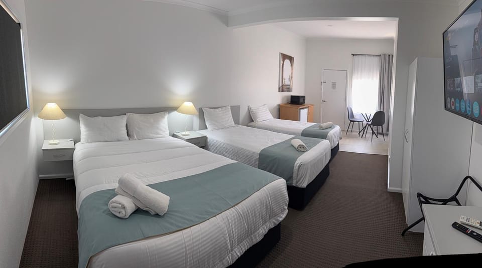 Bed, TV and multimedia, Photo of the whole room, towels