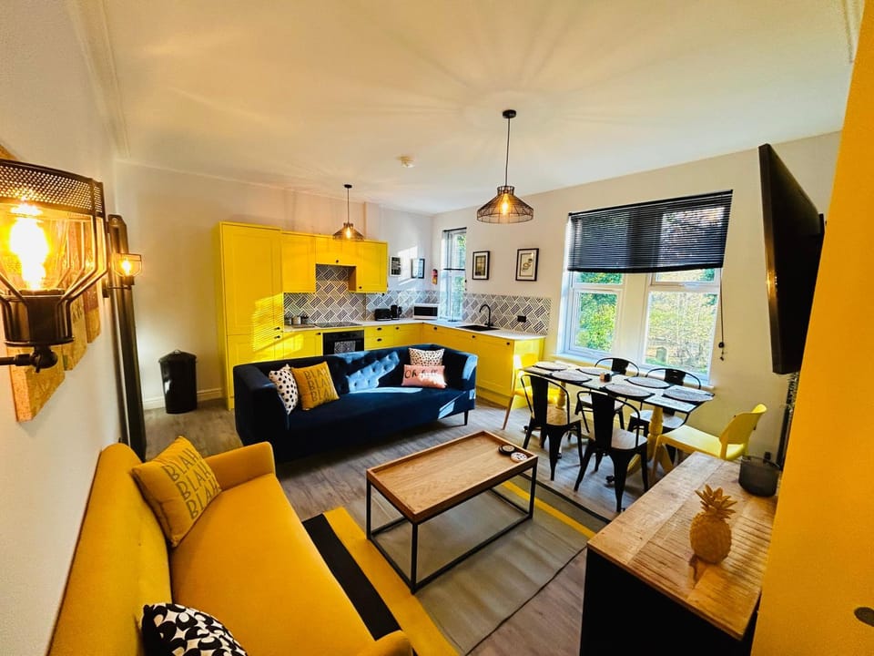 TV and multimedia, Kitchen or kitchenette, Living room, Seating area, Dining area