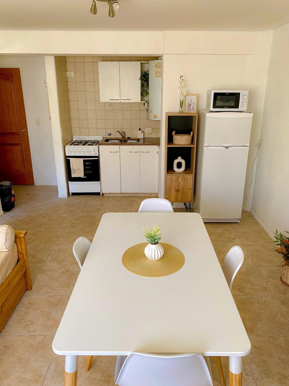 Kitchen or kitchenette, Dining area