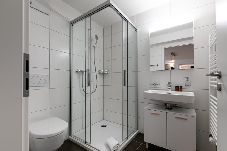 Shower, Toilet, Bathroom, towels