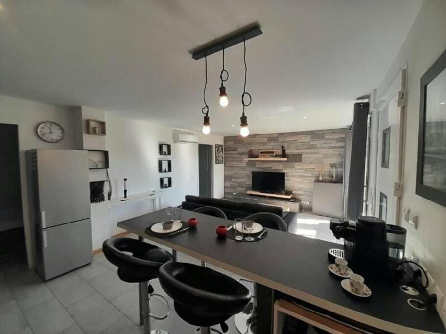 Kitchen or kitchenette, Living room, Seating area, Dining area, minibar, stove