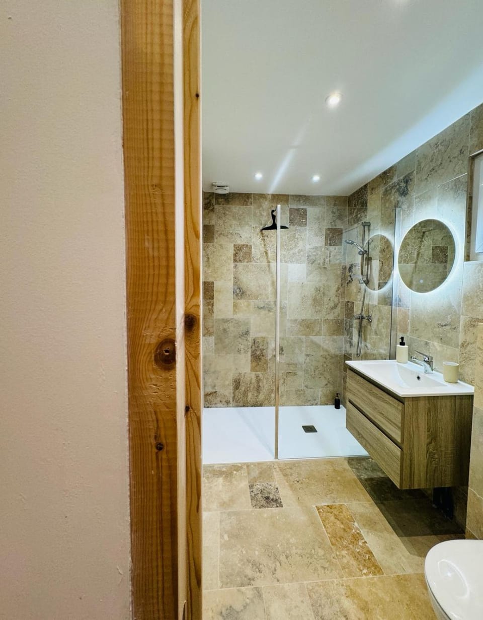 Shower, Toilet, Bathroom, towels