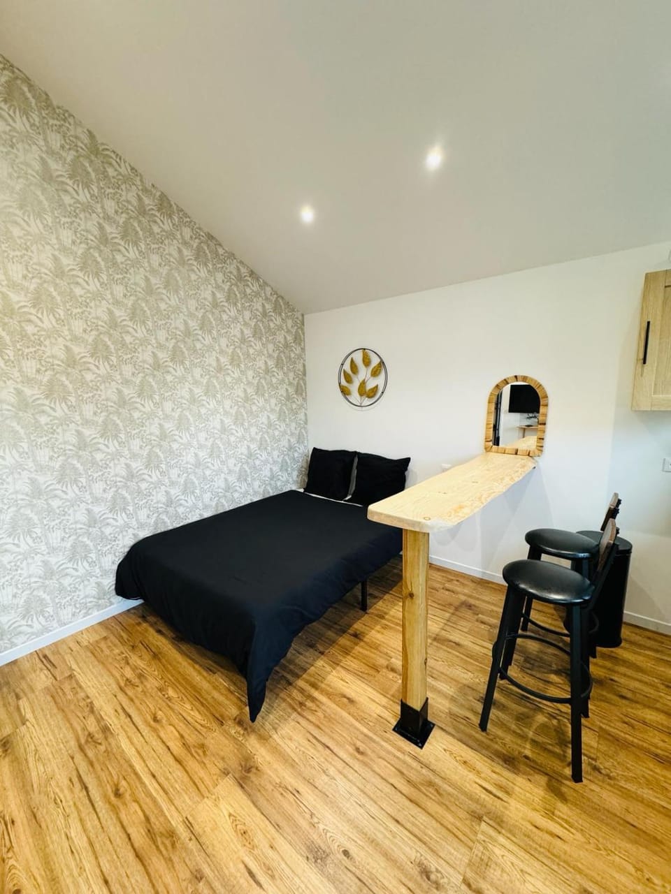 Bed, Living room, Dining area, Bedroom, hair dresser