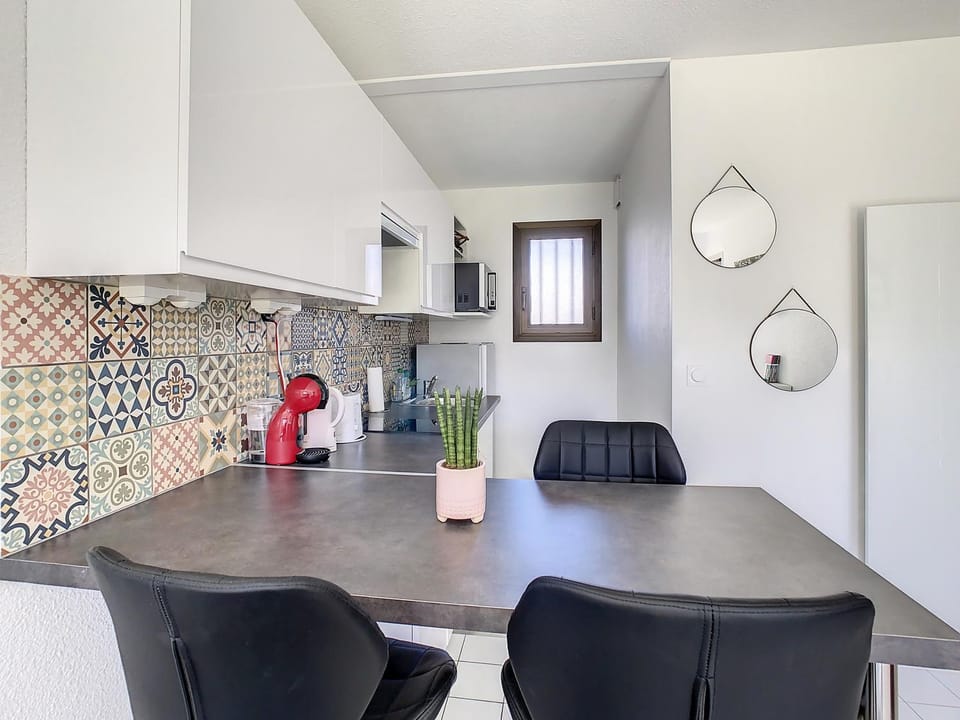 Kitchen or kitchenette, Dining area, minibar, pet friendly, stove
