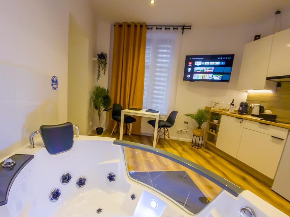 Hot Tub, TV and multimedia, Kitchen or kitchenette