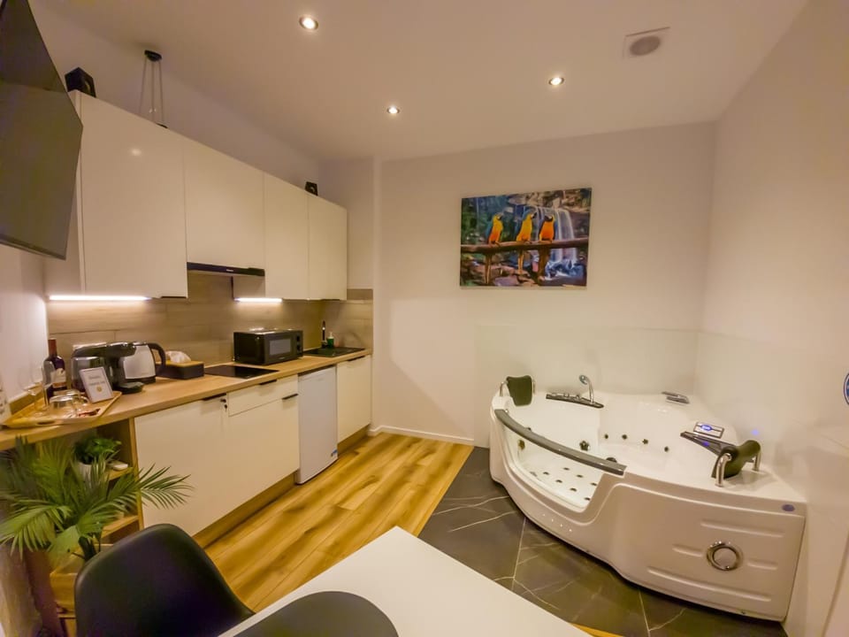 Hot Tub, TV and multimedia, Kitchen or kitchenette