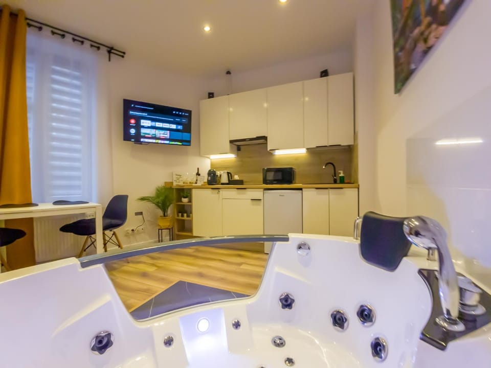 Hot Tub, TV and multimedia, Kitchen or kitchenette
