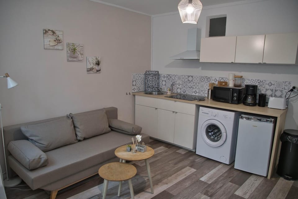 Kitchen or kitchenette, Living room, Seating area, minibar, stove