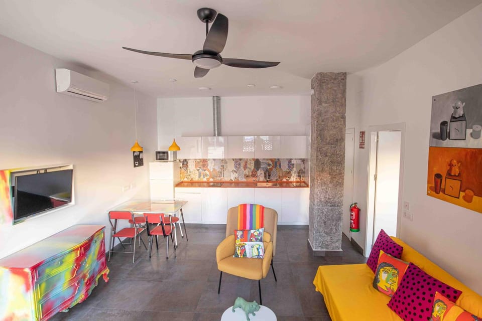 Kitchen or kitchenette, Living room, Decorative detail, Seating area, Dining area, air conditioner