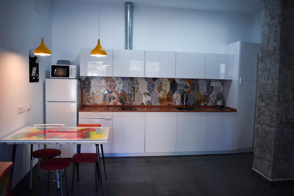 Kitchen or kitchenette, minibar