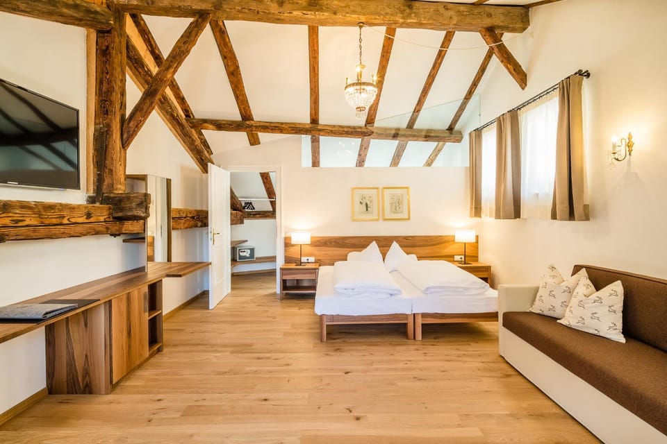 Bed, TV and multimedia, Photo of the whole room, Seating area, Bedroom